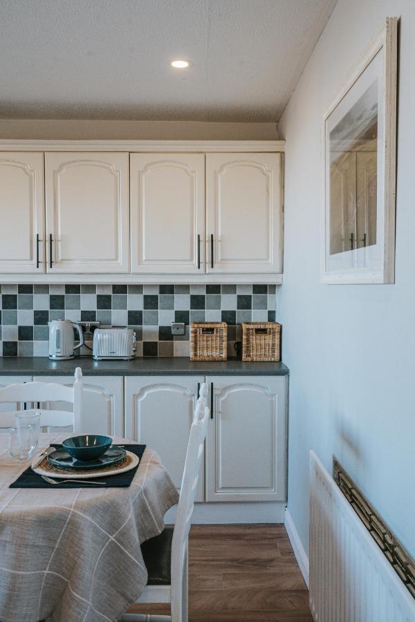 Tideaway - Cosy Seaside Village Bungalow Near Beach Castlerock Exterior photo